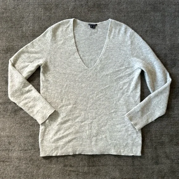 Theory Adrianna Feather Weight Cashmere Sweater V-Neck Heather Gray - M - Picture 4 of 10
